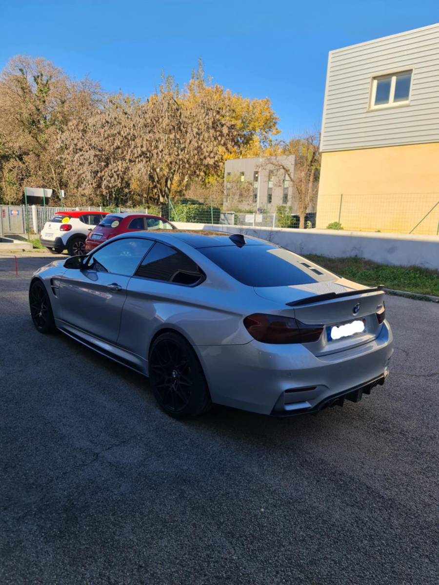 Pose de film sur les feux arrières de cette Bmw M4 chez Team Pare Brise Montpellier 