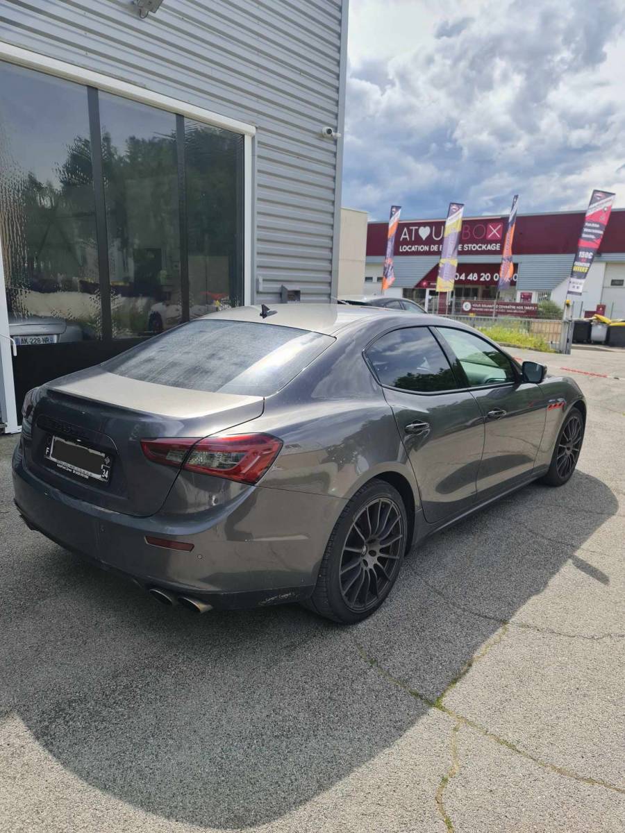 Suppression de chrome intégral sur cette Maserati Ghibli pour notre client de Lattes