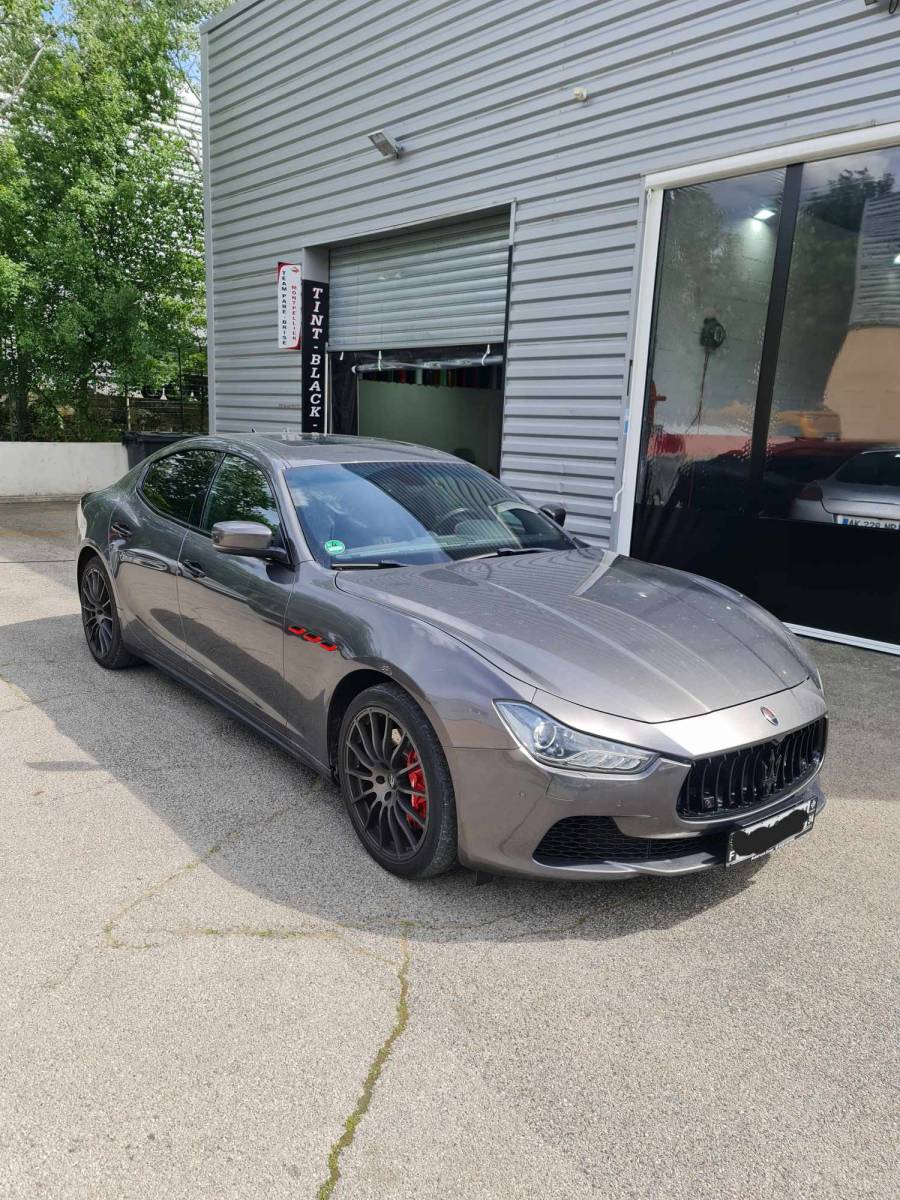 Suppression de chrome intégral sur cette Maserati Ghibli pour notre client de Lattes