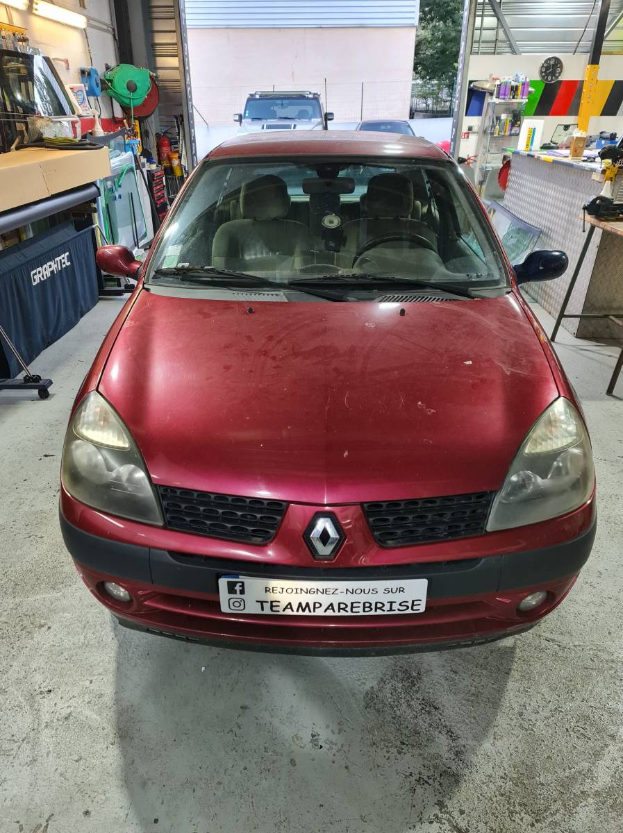 Avant le remplacement du pare brise sur cette Renault clio 2