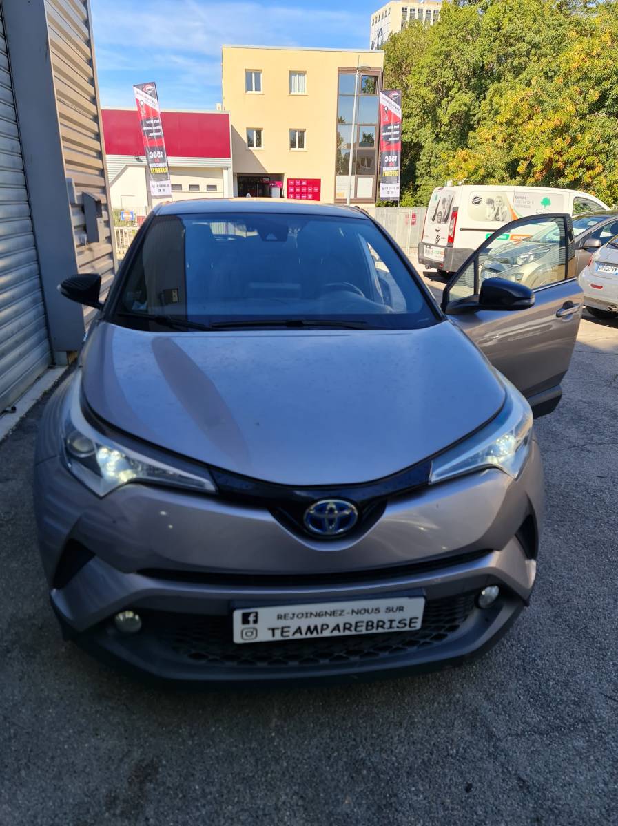 Pare brise fissuré sur ce Toyota chr 