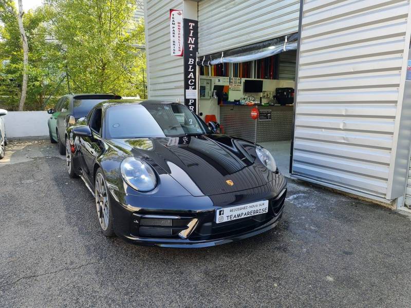 Remplacement du pare brise sur cette Porsche 992 sur Montpellier dans l'hérault