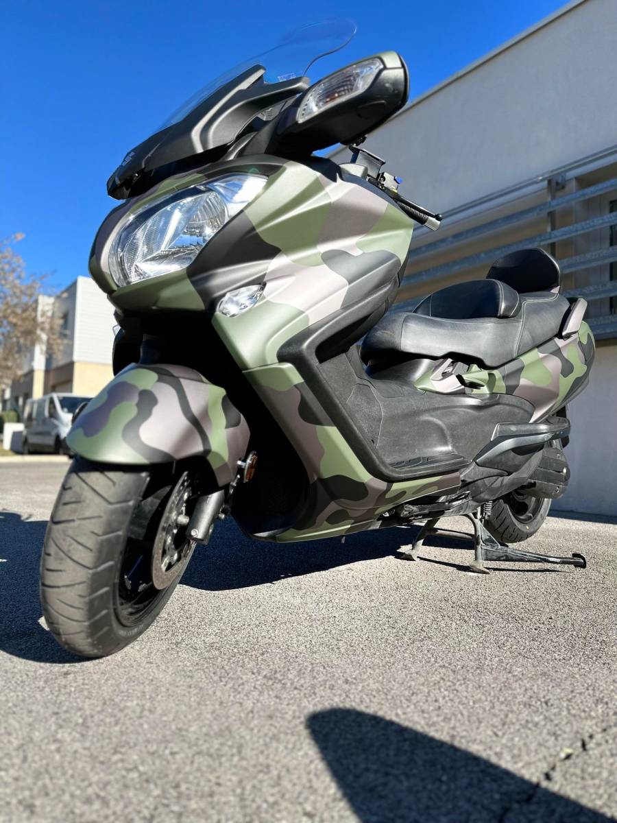 Suzuki burgman camouflage sur Montpellier 
