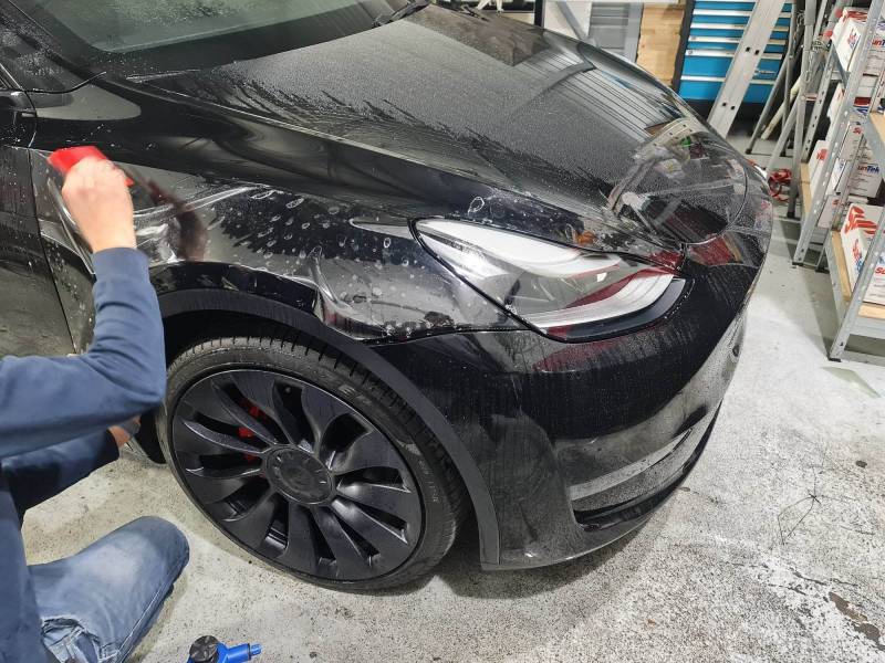 Pose de la protection carrosserie sur cette Tesla model y perf sur Montpellier 