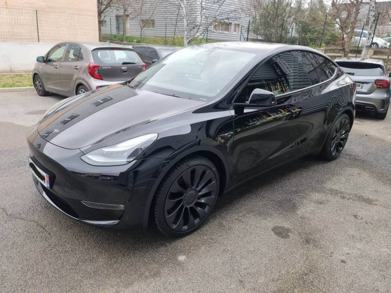 Ppf sur face avant de cette Tesla model Y perf sur Montpellier 