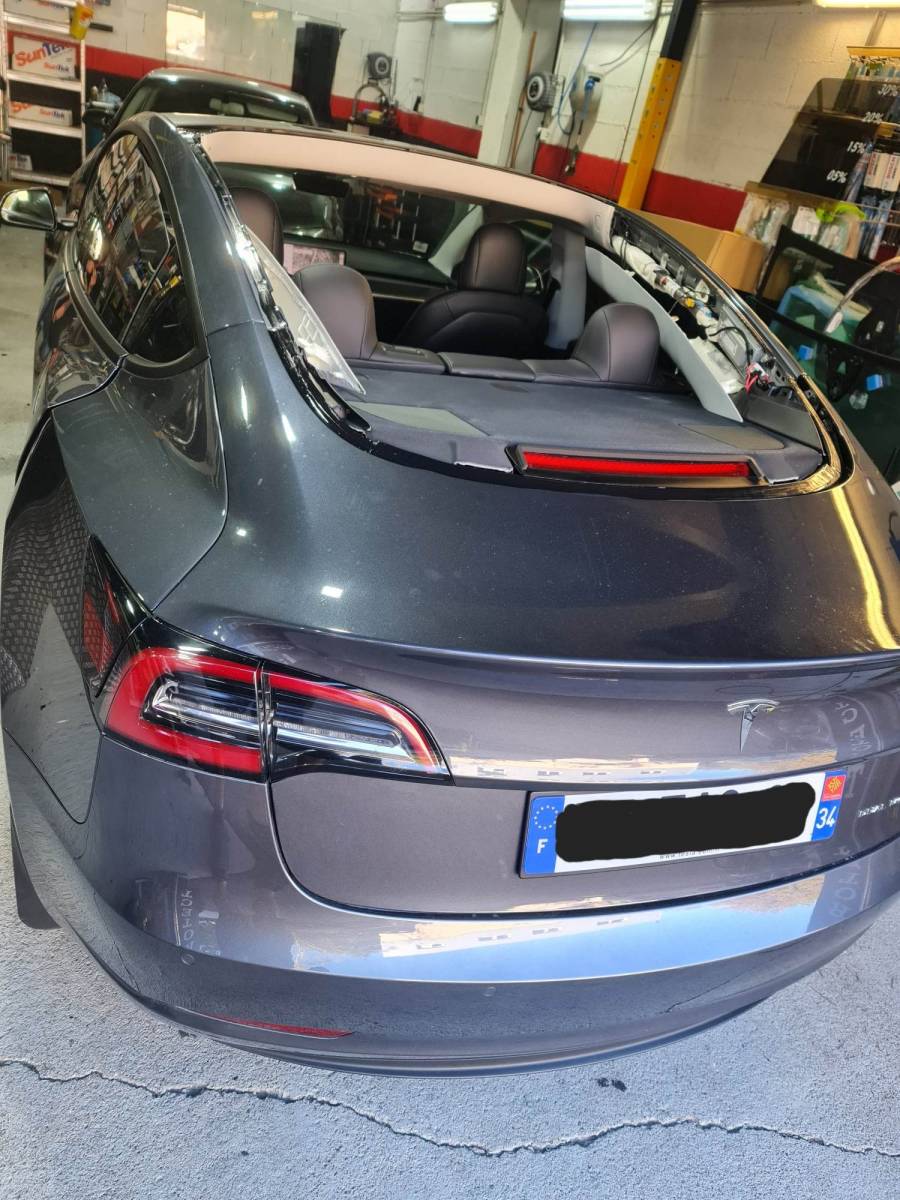 Dépose de la lunette arrière sur cette Tesla 