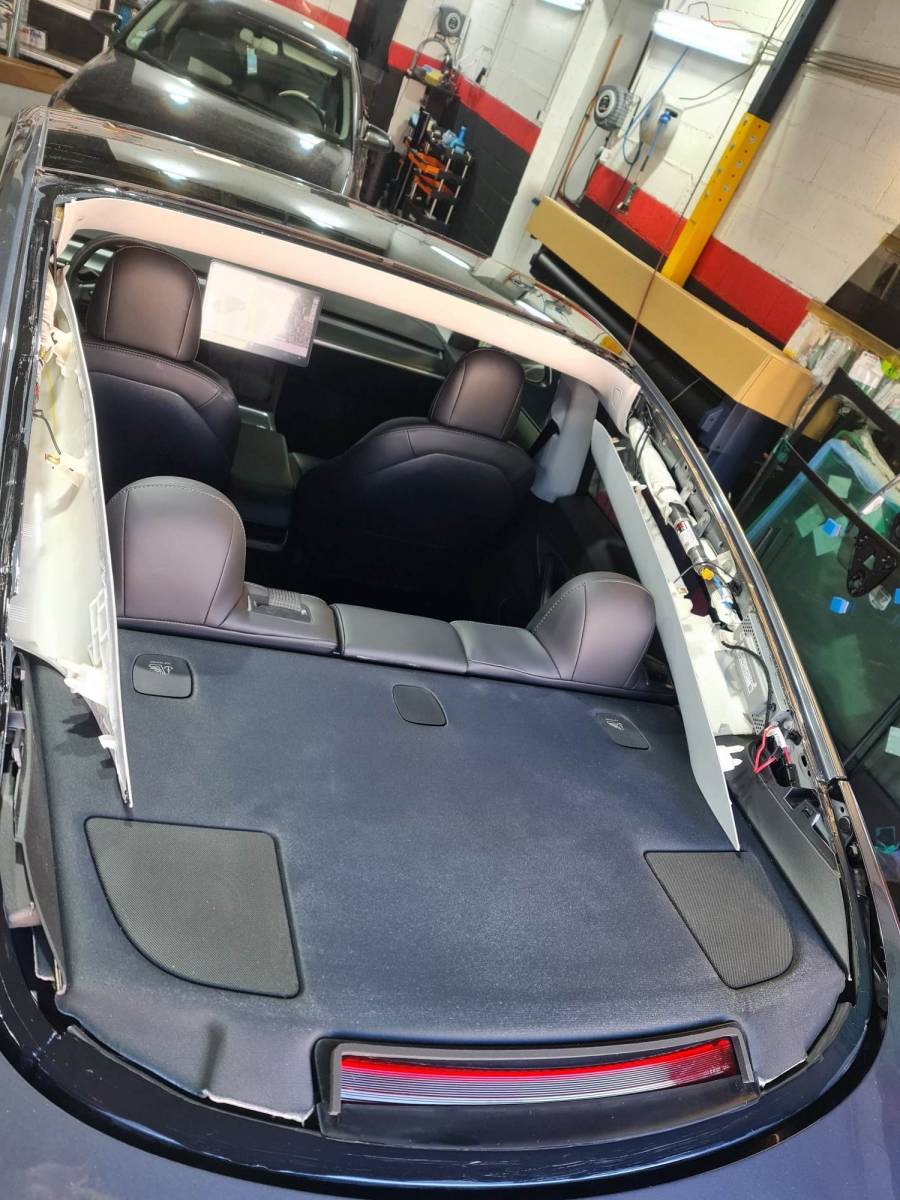 Remplacement de lunette arrière sur cette tesla model 3 avec assurance sur Montpellier 
