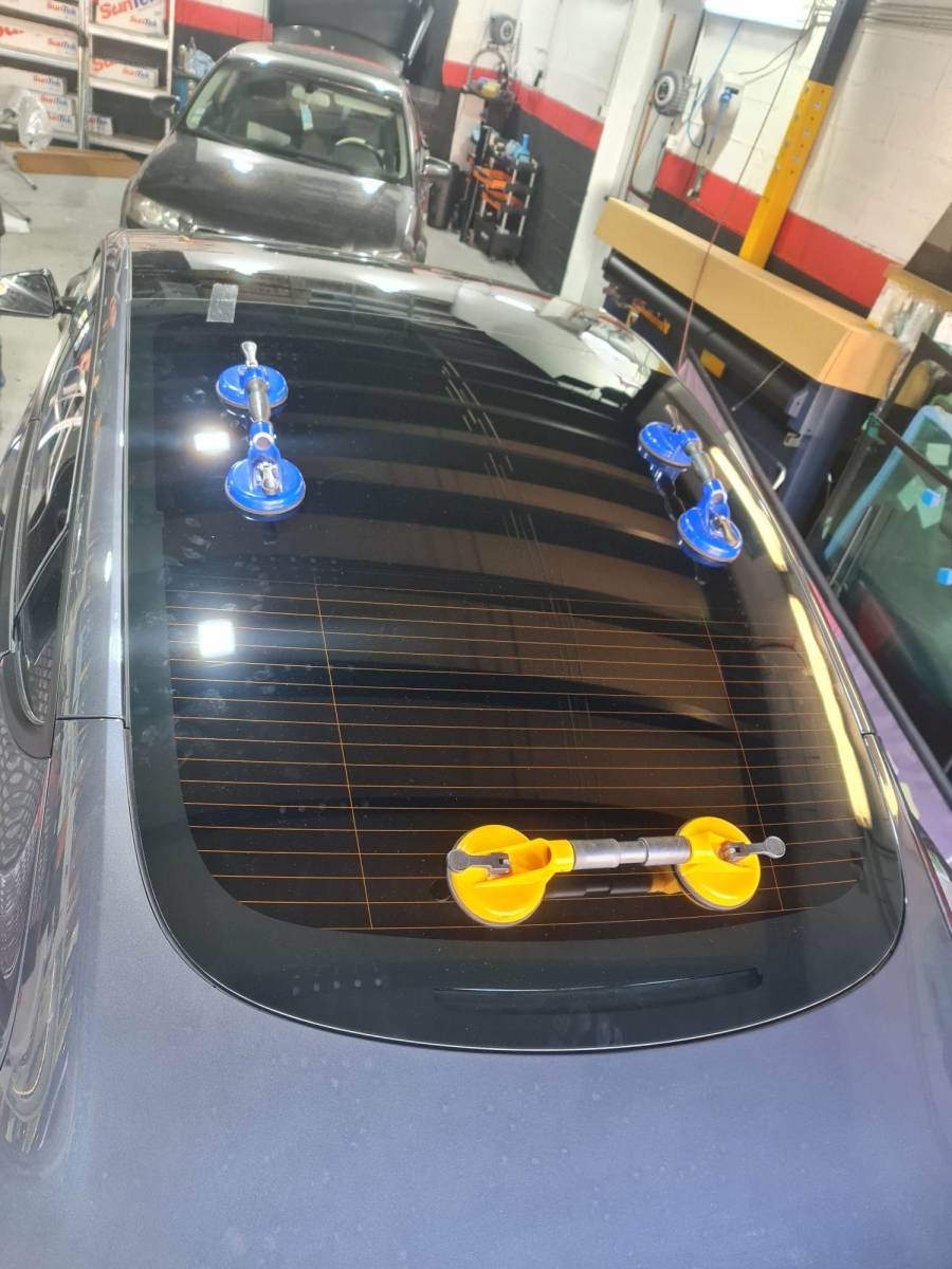 Remplacement de la lunette de cette Tesla Model 3