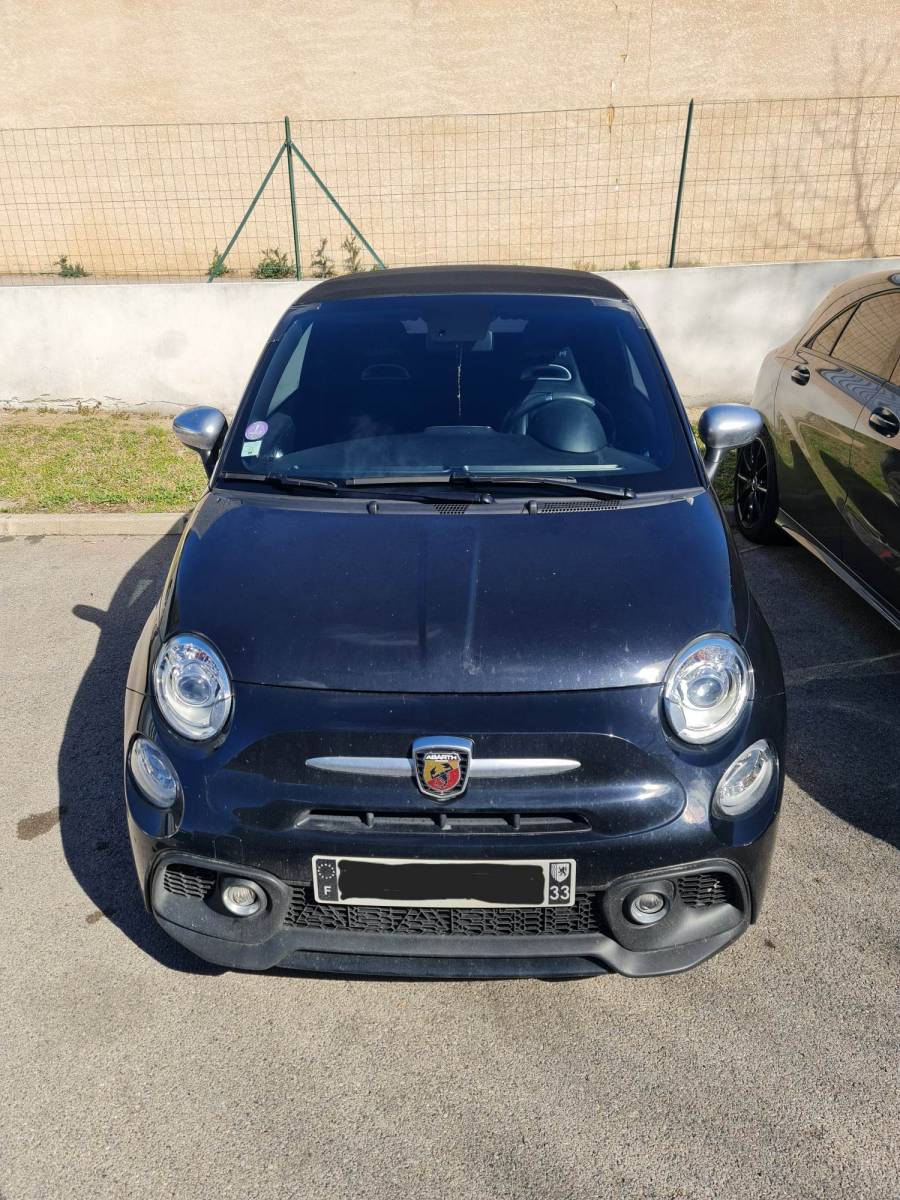 Remplacement de pare brise sur cette Fiat 500 abarth competizione chez Team Pare Brise Montpellier 