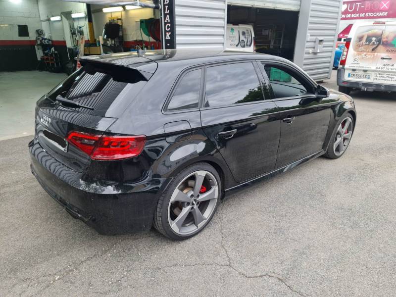Pose de film solaire offert suite au remplacement du pare brise sur cette Audi Rs 3