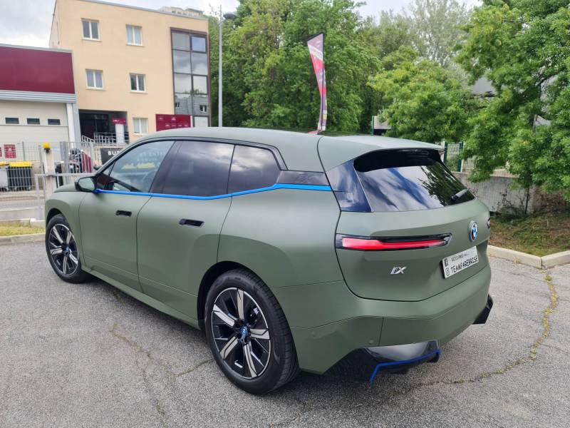 Covering vert militaire sur ce Bmw Ix 