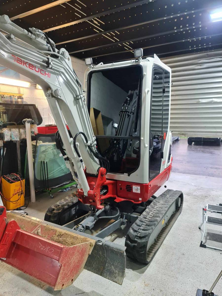 Pose de film solaire sur cette Pelle Takeuchi