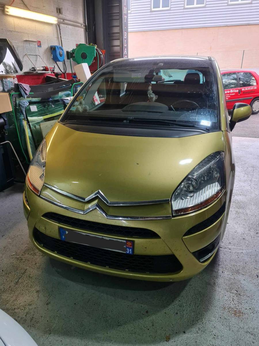 Pare brise cassé suite à un impact sur ce Citroën c4 Picasso 