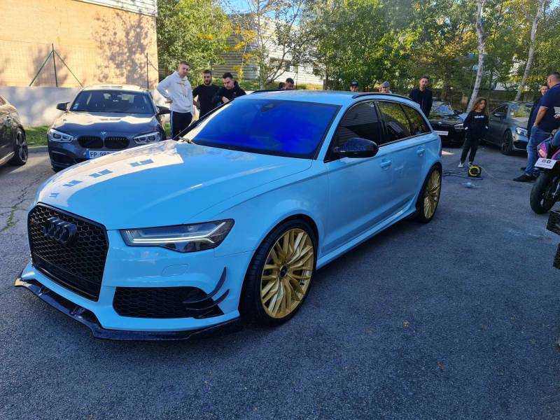 Total covering bleu et carbone sur cette Audi Rs6