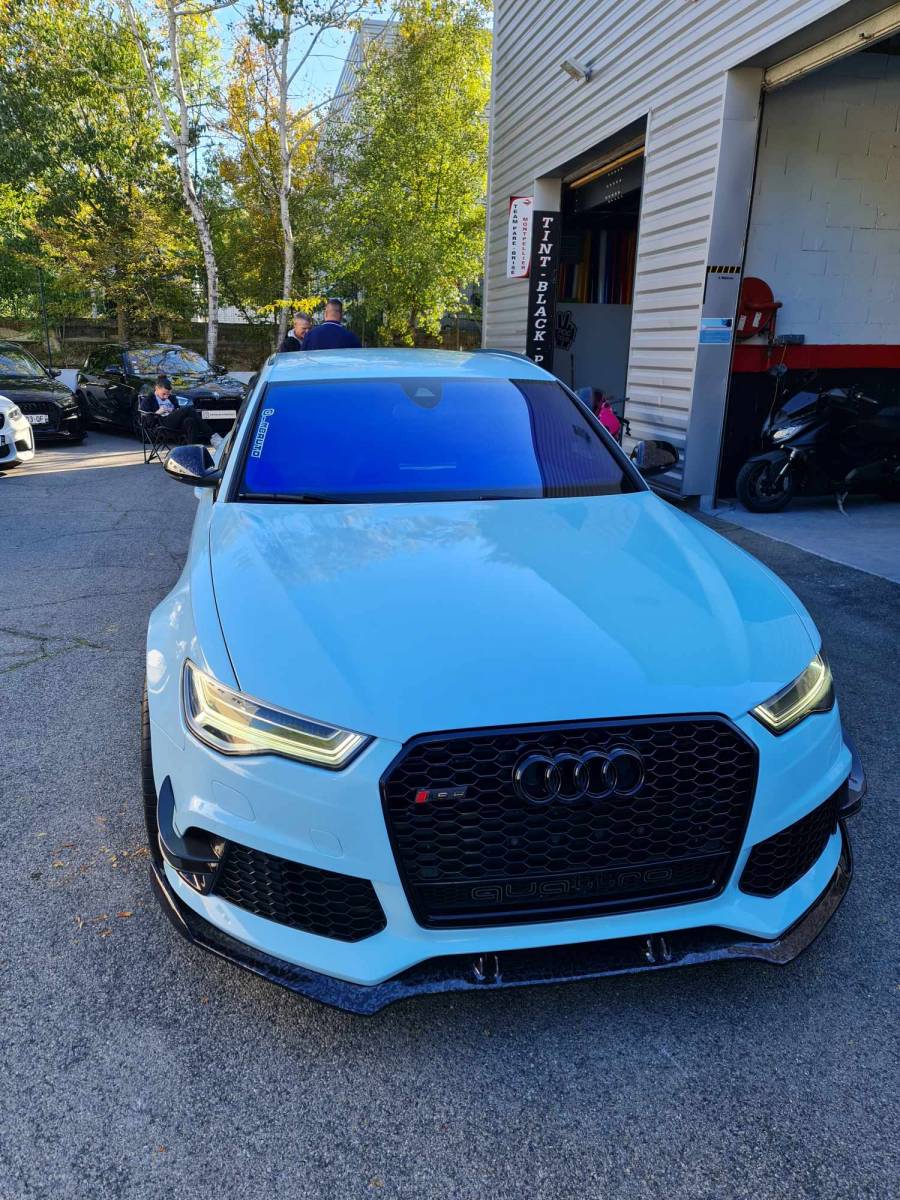 Total covering bleu et carbone sur cette Audi Rs6