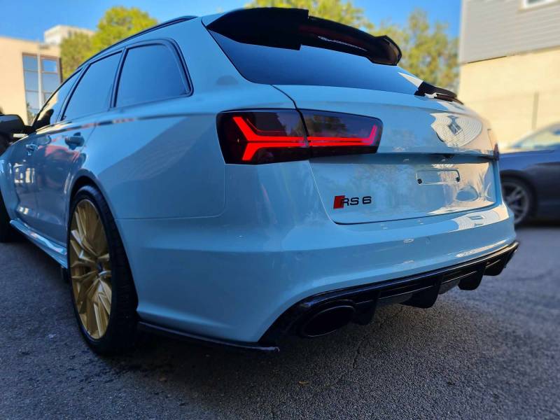 Feux teintées , vitres teintées , covering bleu et carbone sur cette Audi Rs6