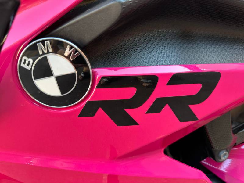 Logo bmw en covering avec decoupe des RR sur mesure sur cette s1000rr
