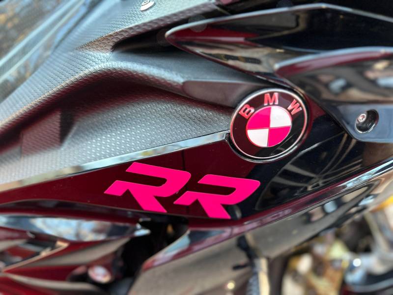 Découpe des logo et RR sur mesure sur cette S1000rr