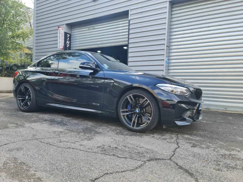 Vitres teintées sur cette Bmw M2 chez Team Pare Brise Montpellier