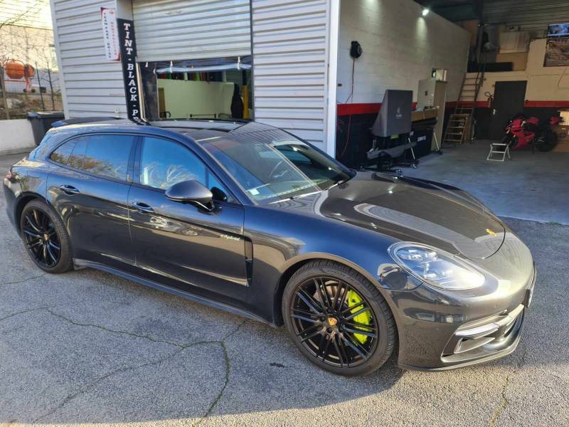 Vitres teintées sur cette Porsche panamera chez Team Pare Brise  à Montpellier 