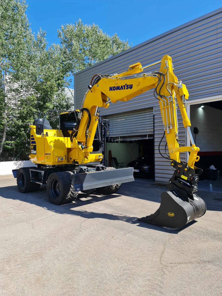 Protection solaire intégral sur cette pelle fais chez Team Pare Brise Montpellier 
