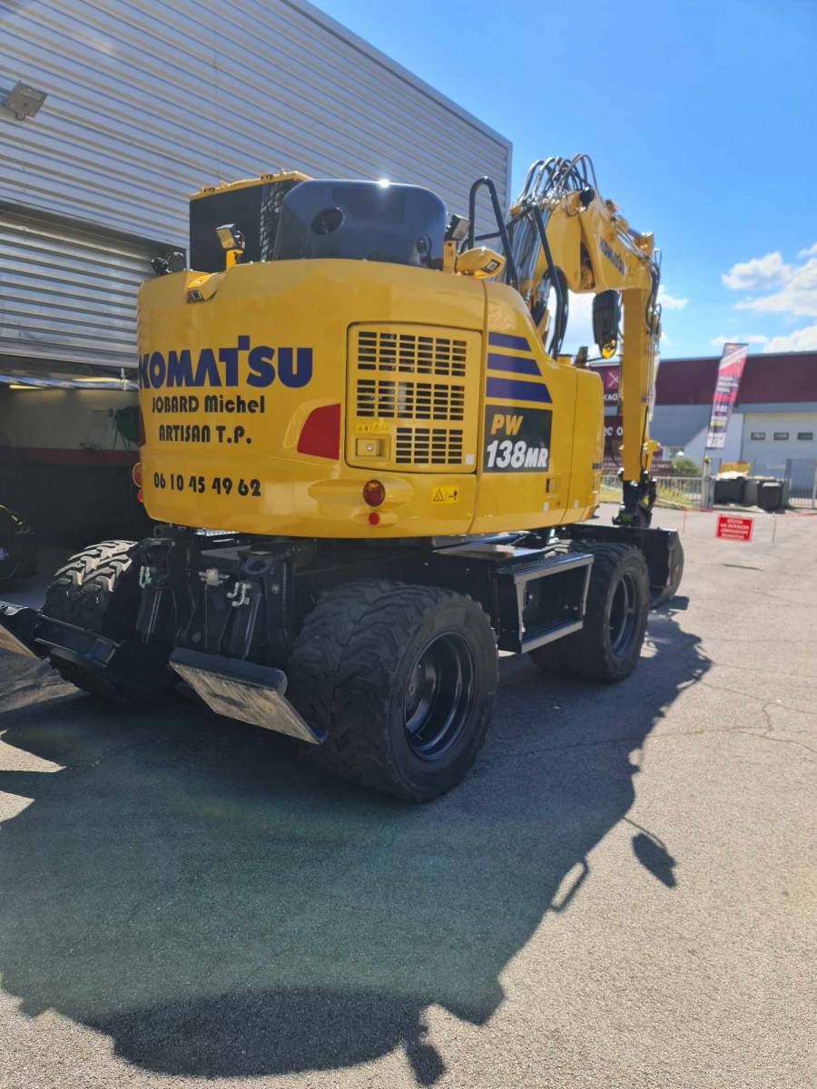 Création et pose de pub sur cette Pelle Komatsu pour notre client de Pignan 