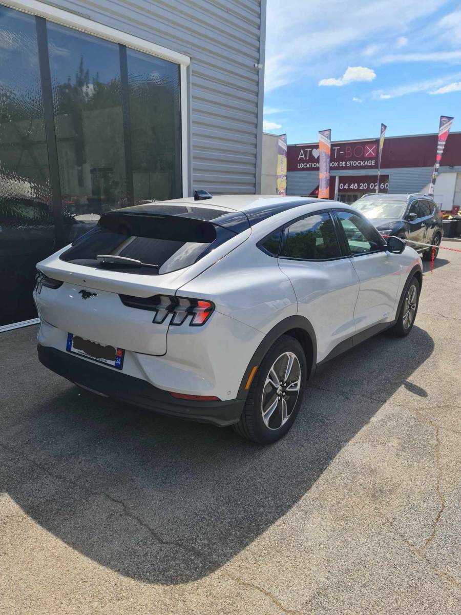 Film solaire intégrale sur cette Mustang match E chez Team Pare Brise à Montpellier