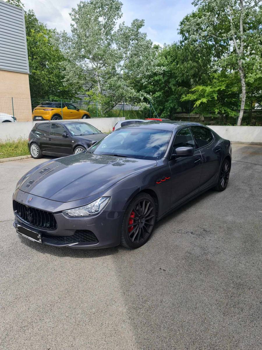Suppression de chrome intégral sur cette Maserati Ghibli pour notre client de Lattes