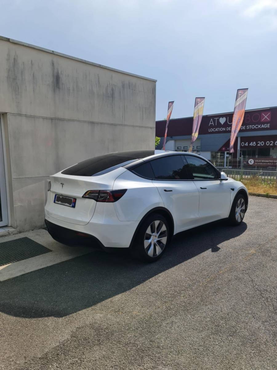 Covering et vitres teintées sur cette Tesla Model Y chez Team Pare Brise à Lattes