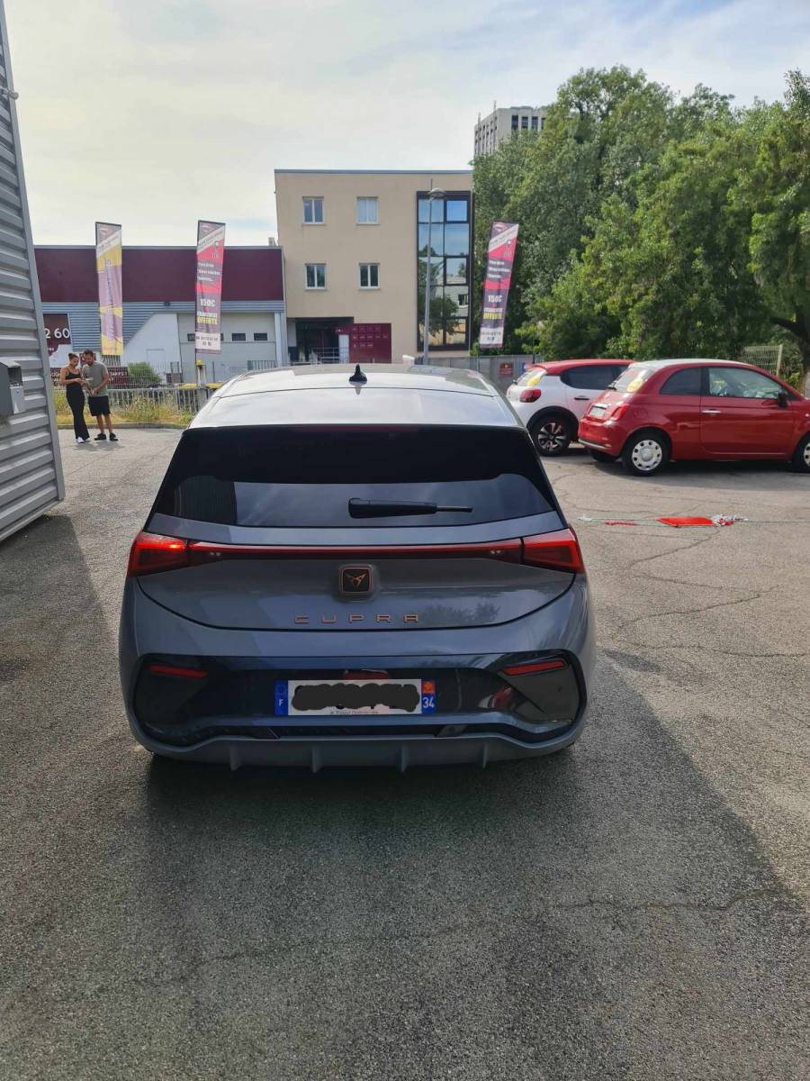 Vitres teintées sur ce Cupra Born chez Team Pare Brise Montpellier 
