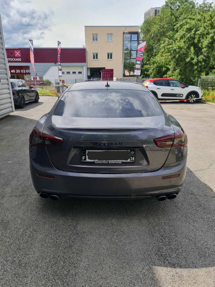 Suppression de chrome intégral sur cette Maserati Ghibli pour notre client de Lattes