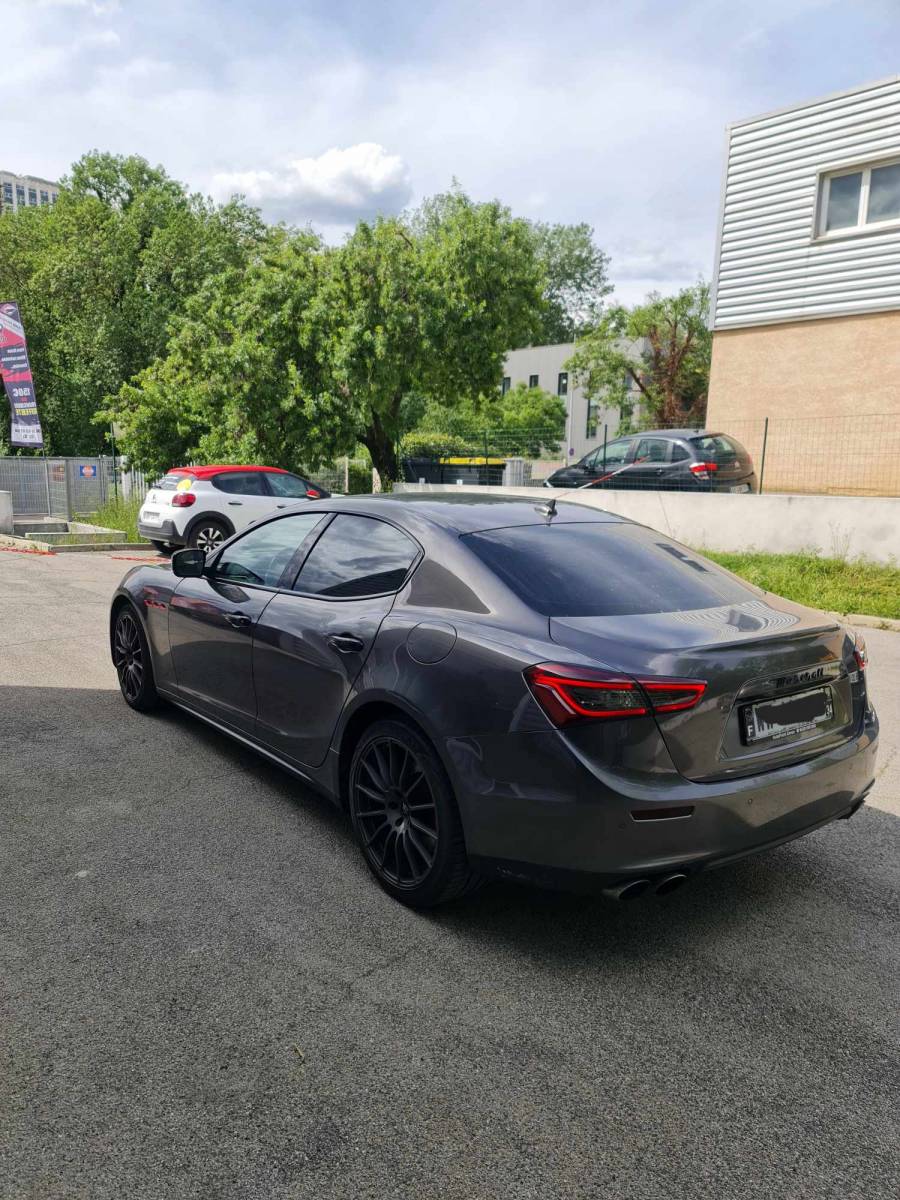 Suppression de chrome intégral sur cette Maserati Ghibli pour notre client de Lattes