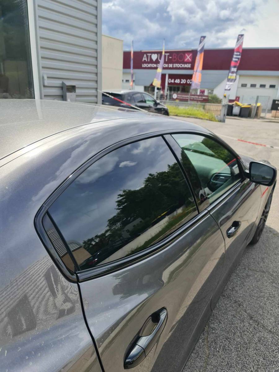Suppression de chrome intégral sur cette Maserati Ghibli pour notre client de Lattes